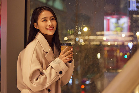 雨天 窗雨天坐在在咖啡店的女性背景