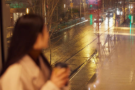 情绪化的雨天看向窗外的女性背影背景