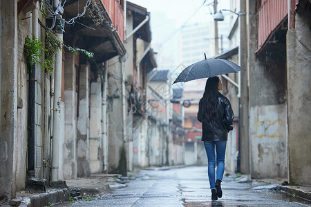 雨中 雨伞雨中女性孤独背影背景