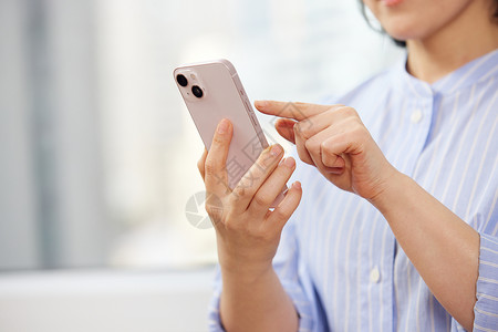 手机通话图标中年女性居家玩手机特写背景