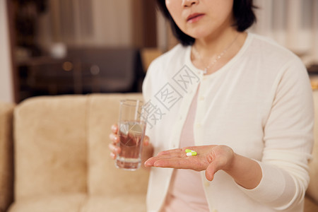中年女性吃药特写高清图片