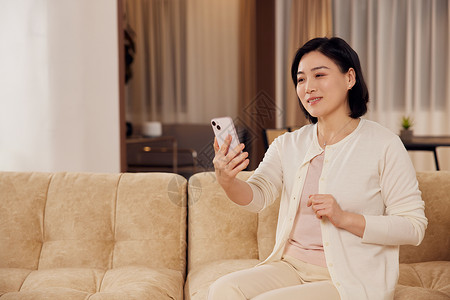 中年短发女性在家用手机视频通话图片