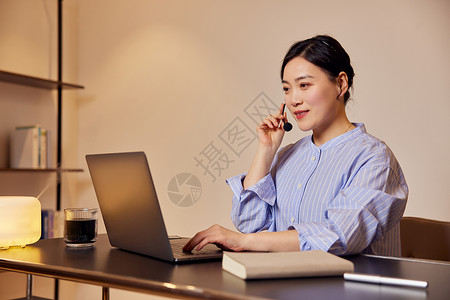 电脑话筒素材商务客服女性工作形象背景