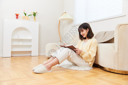 松弛剂坐在家里看书的女性背景