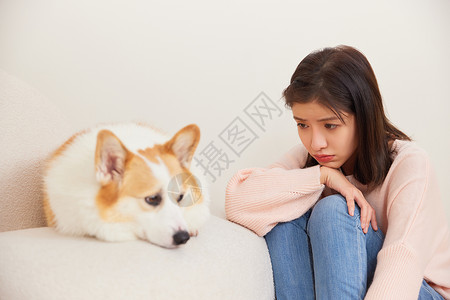  悲伤的狗坐在宠物狗旁边不开心的女性背景