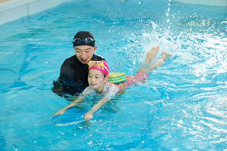 小女孩在泳池游泳背景图片