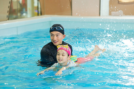 教练教小女孩学习游泳图片