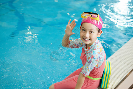 游泳馆里的小女孩招手高清图片
