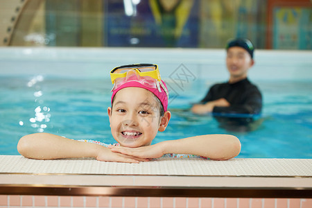 可爱女孩趴在泳池边背景图片