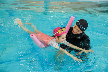 教练教小女孩学习游泳图片