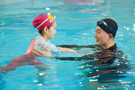 游泳馆学习游泳的小女孩背景图片
