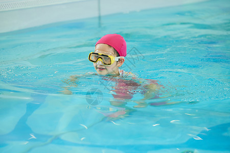 小女孩游泳馆学习游泳背景图片
