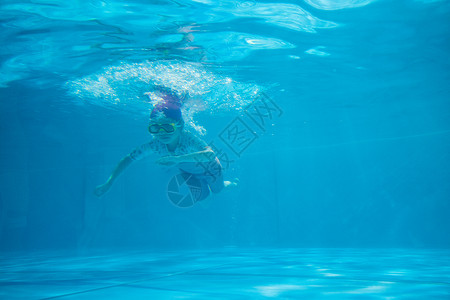 小女孩泳池水下游泳背景图片