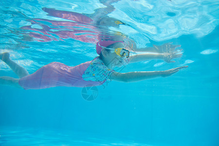 小女孩在水中游泳图片