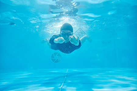 游泳教练水下游泳形象图片