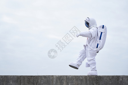 探索太空航天梦穿着宇航服的男性行走探索背景