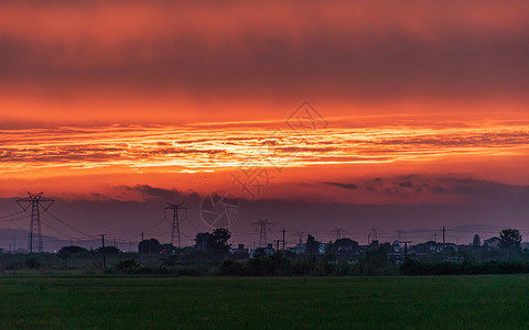 乡下田野上空的火烧云背景图片
