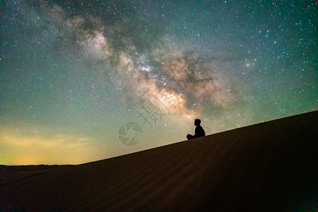 星空银河下的孤独人影图片