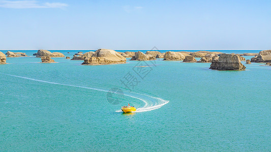 乌素特雅丹青海水上雅丹风光和快艇背景