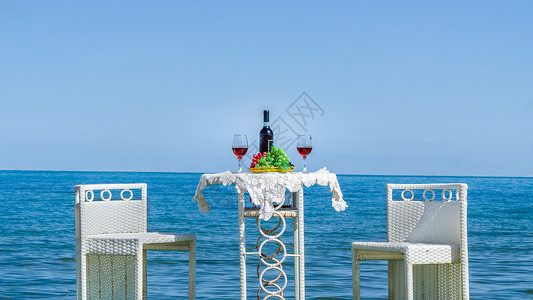 青海湖岸边的餐桌红酒高清图片