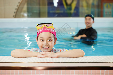 儿童游泳馆可爱女孩趴在泳池边背景