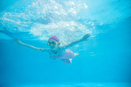 小女孩水下游泳背景图片