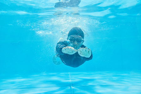 游泳教练水下游泳背景图片