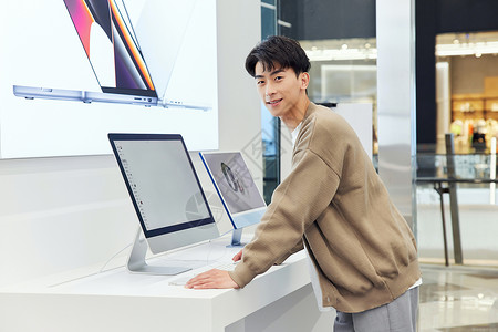 计算机配件下载挑选电脑的年轻男性背景