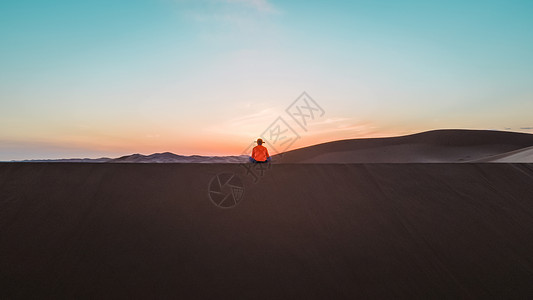 沙漠孤独背影图片