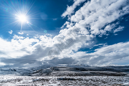 高原雪地阳光图片
