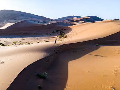 沙漠风光中徒步的人图片