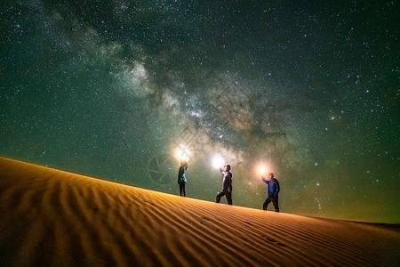 星空钓鱼人物沙漠露营星空人物剪影背景