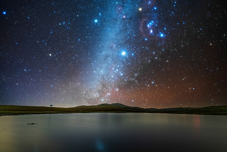 水面上的星轨银河云南昭通大海子风景区星空银河背景