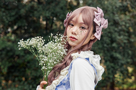 化妆品周年庆漫画手捧鲜花的可爱洛丽塔少女背景