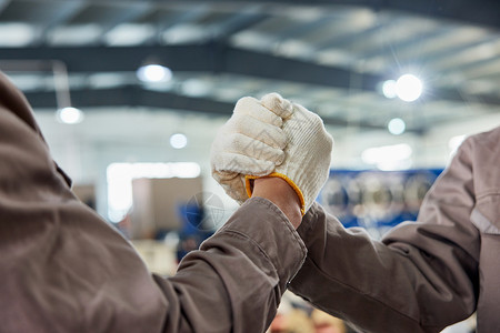工厂技术工人握手合作特写劳动节高清图片素材