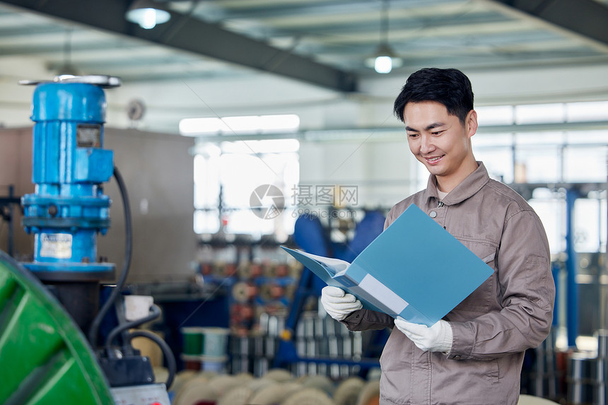 车间技术工人看文件形象图片