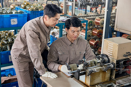 电缆厂工人工作形象高清图片