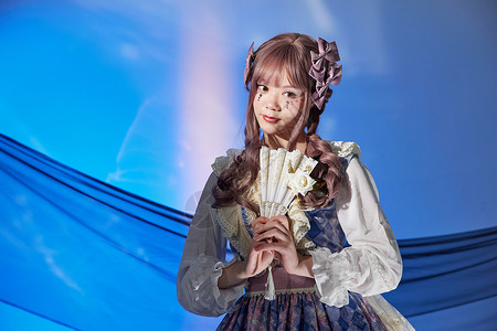 日本Cosplay手拿扇子的蓝色系洛丽塔coser背景