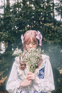 地狱少女动漫手捧鲜花的唯美洛丽塔少女背景