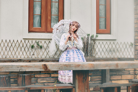 动漫可爱室外撑着伞的法式洛丽塔coser背景