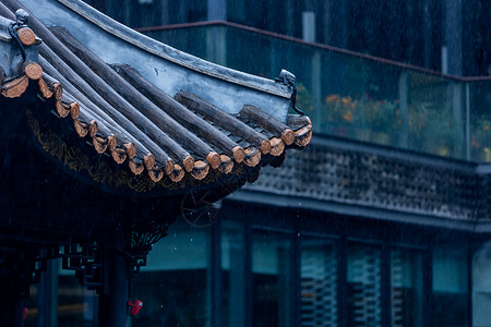 春天古建筑上的雨水图片