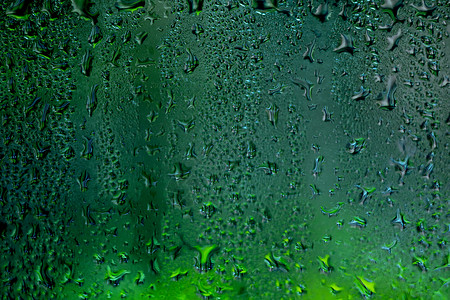 玻璃窗户上的雨水图片