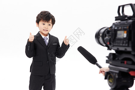 话筒标志素材镜头前的小男孩接受采访点赞形象背景