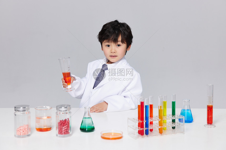 学习研究化学的小男孩图片