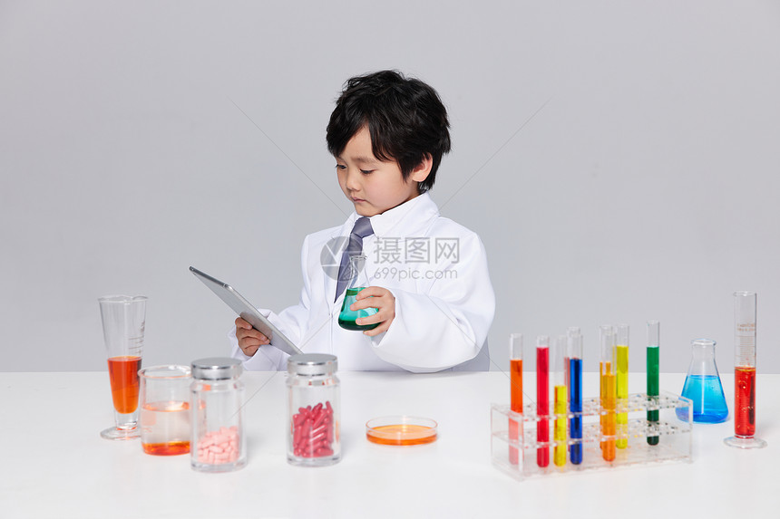 学习研究化学的小男孩图片