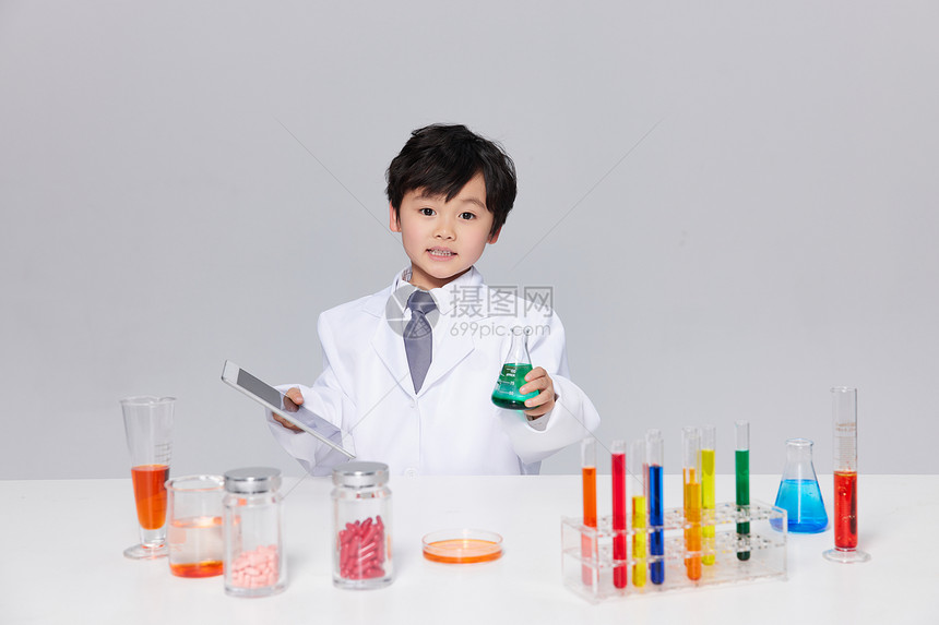 学习化学课的小男孩图片