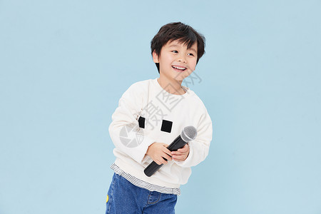 儿童节唱歌手拿话筒的可爱男孩背景