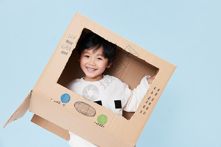 可爱小男孩与纸箱玩耍互动背景