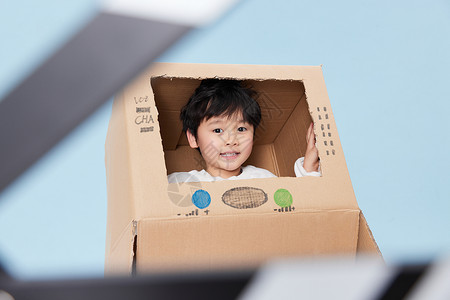 小男孩与纸箱纸箱里的可爱小男孩背景