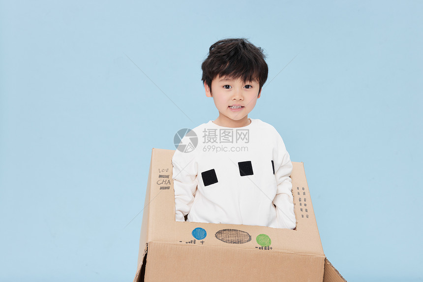 纸箱里的可爱小男孩图片